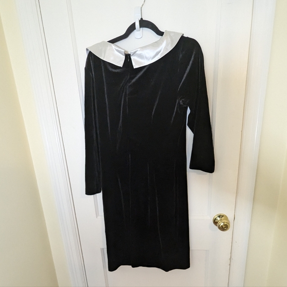 White and black classic dress - Picture 2 of 4